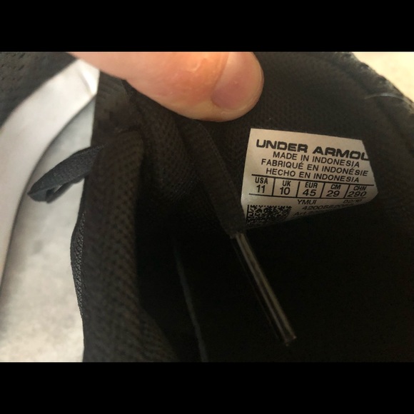 Men’s Under Armour running shoes - Picture 2 of 3